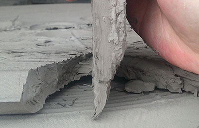 污水泥漿經(jīng)過超高壓壓濾機(jī)壓濾后濾餅的樣子