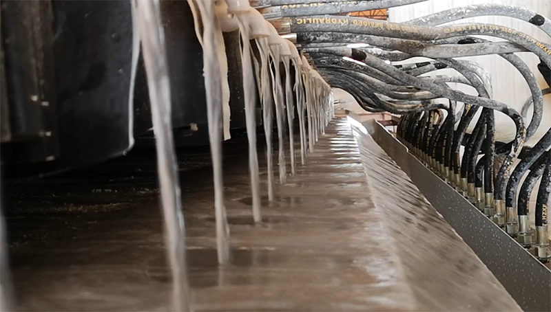 金凱地打樁污泥脫水設備將泥漿處理后排出清水