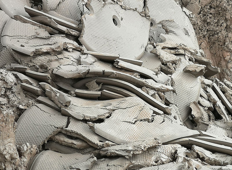 打樁泥漿上機脫水處理,壓榨成干泥餅,方便運輸或再利用。