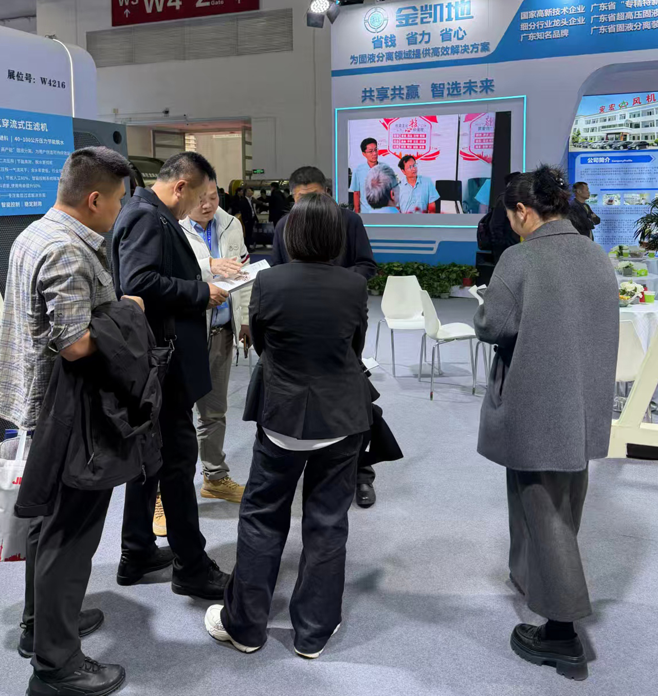 展會(huì)現(xiàn)場(chǎng)龐經(jīng)理與客戶(hù)合影