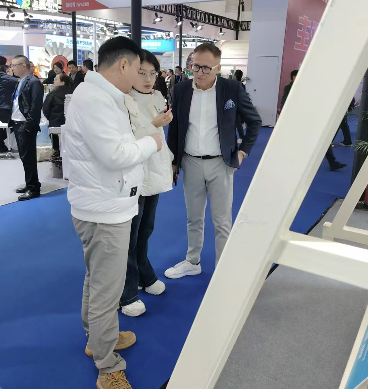 展會(huì)現(xiàn)場(chǎng)龐經(jīng)理與客戶(hù)交流